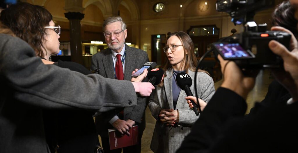 S turns – stands behind Tidö on citizenship [ändra grundlagen för att kunna dra in gängledares medborgarskap]