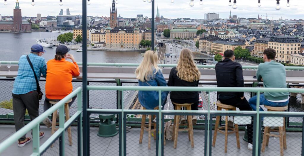 Expert: Young people's political views make it difficult to meet