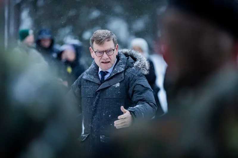 German Foreign Minister Johann Wadephul speaks to soldiers during a visit to Panzerbrigade 45 "Lithuania". Christoph Soeder/dpa