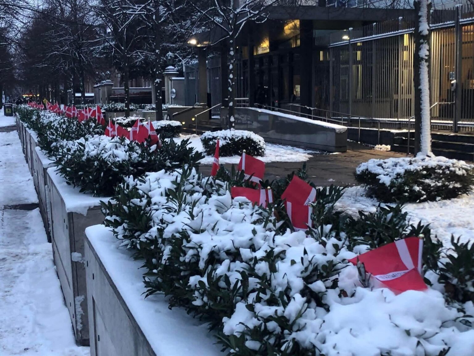 Today, 44 Danish flags were placed in front of the American embassy in KBH in memory of the 44 fallen Danish soldiers in Afghanistan. The flags were removed again by the embassy after a short time.