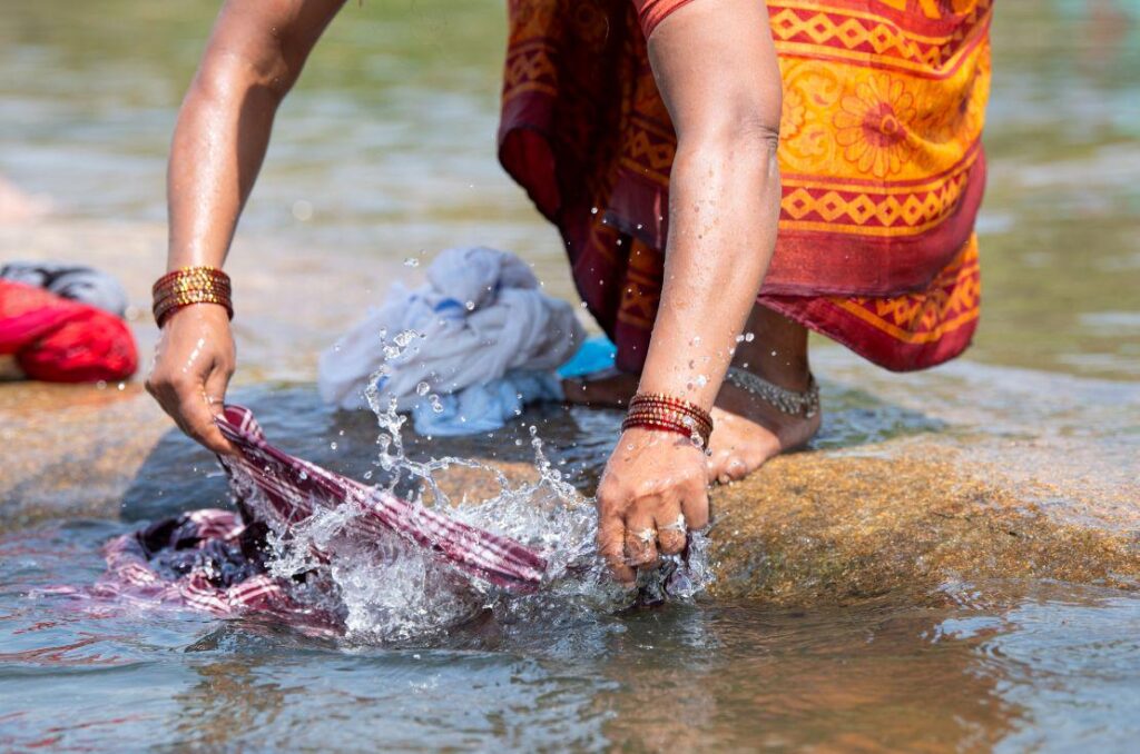 Researchers at the University of Toronto’s Faculty of Applied Science & Engineering have observed that handwashing synthetic fabrics in water with higher total dissolved solids (TDS) leads to more microplastic fibres (MPF) being released.