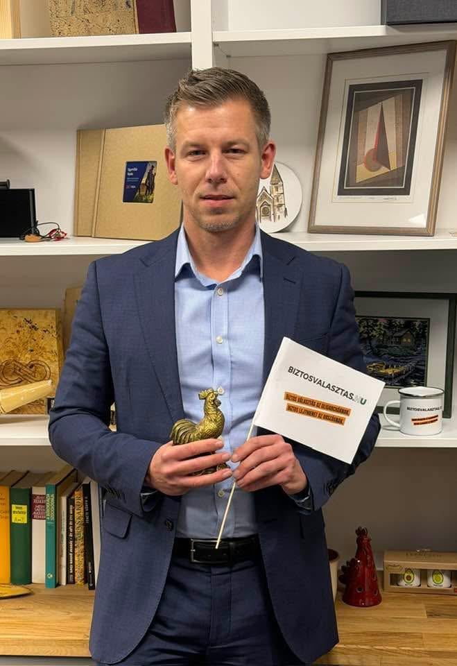 MP to Bazsi: "Believe me, this position belongs to you, since you also wrote the victory plan on the yacht of Lőrinc Mészáros in the summer and you also stole the campaign slogan from the Socialists!"🤣