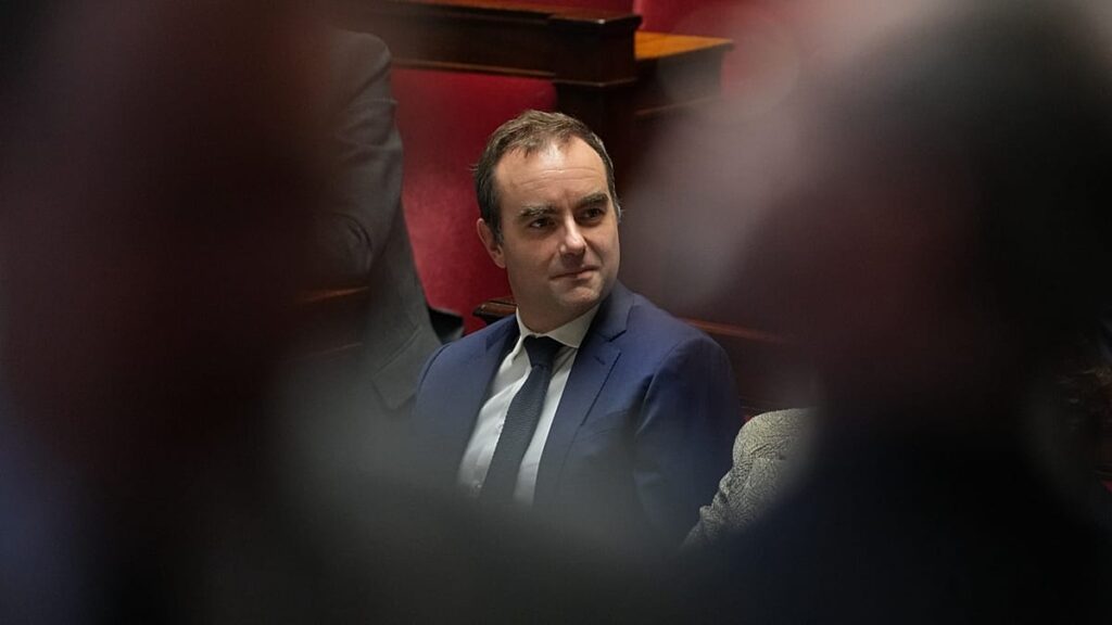Could France head to early elections as the government faces two no-confidence votes?