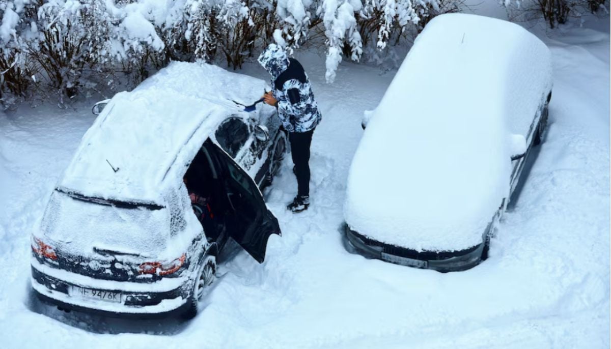 Heavy snow in Poland leaves drivers stranded ahead of New Year's celebrations