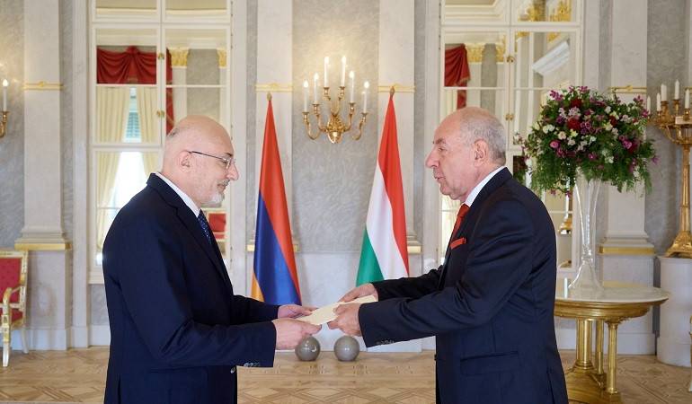 Ambassador of the Republic of Armenia to Hungary presented his credentials to President of Hungary