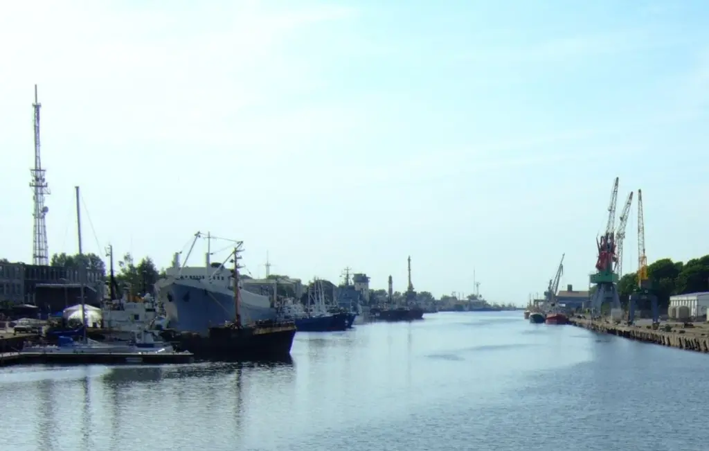 Latvia investigates damage to underwater cable: police checked vessel in Liepāja port
