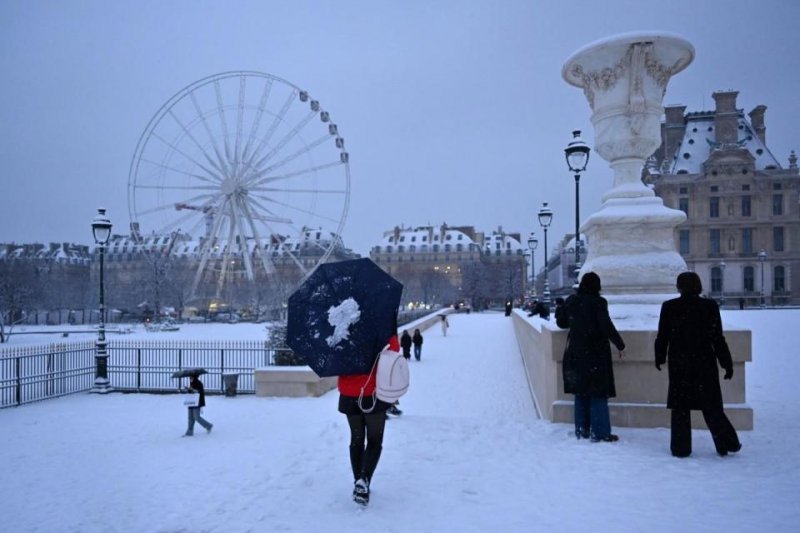 Snow and ice disrupt travel in France, UK, and Netherlands