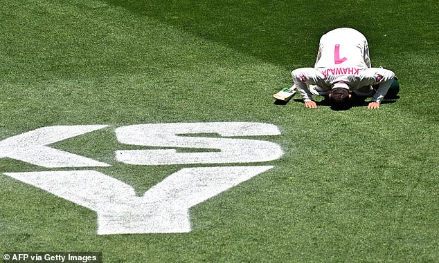 TOPSHOT - Australia's Usman Khawaja bows down to the ground as he walks off following his dismissal in his final Test during the last day of the fifth Ashes cricket Test between Australia and England at the Sydney Cricket Ground in Sydney on January 8, 2026. (Photo by Saeed KHAN / AFP via Getty Images) / -- IMAGE RESTRICTED TO EDITORIAL USE - STRICTLY NO COMMERCIAL USE --