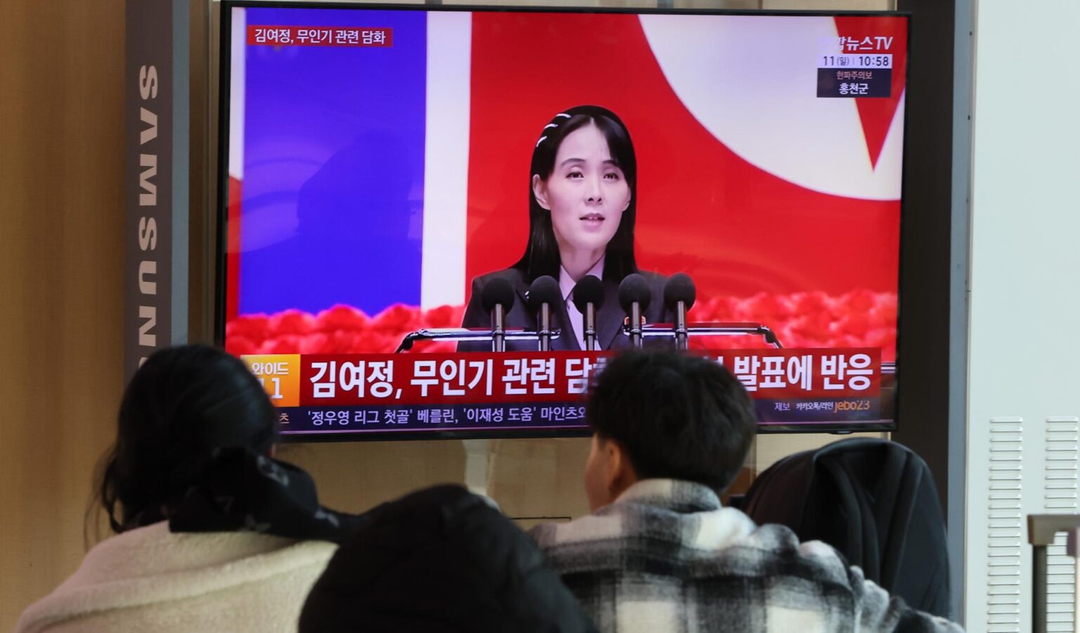 People watch news reports on North Korea’s claim that a South Korean drone violated its airspace on a screen at Seoul Station, Sunday. Yonhap