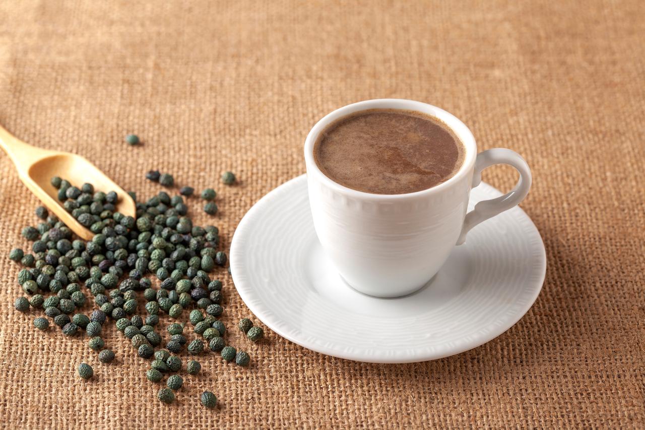 Menengic coffee served beside raw terebinth tree fruit on a burlap cloth, Gaziantep, Türkiye, accessed on January 12, 2026. (Adobe Stock Photo)