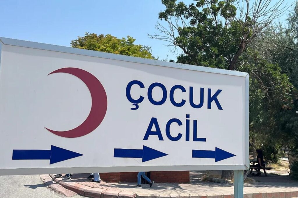 A sign directs visitors to a children’s emergency unit at a hospital in Türkiye, January 14, 2026. (Photo via Türkiye Daily)