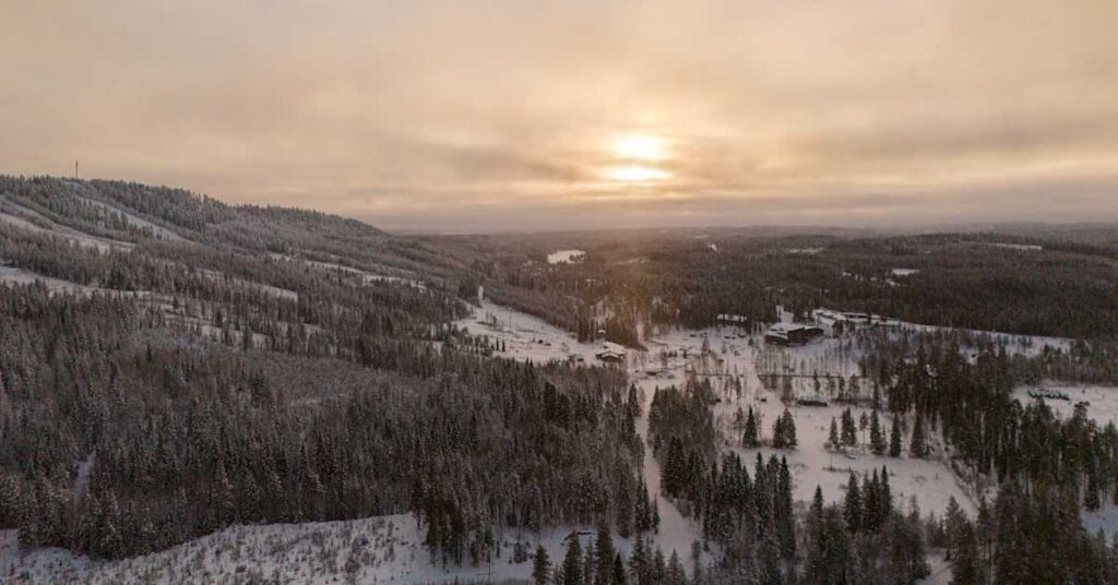 Three young German tourists snowshoe into Russia — get caught returning to Finland | Yle News Three young German tourists snowshoe into Russia — get caught returning to Finland | Yle News