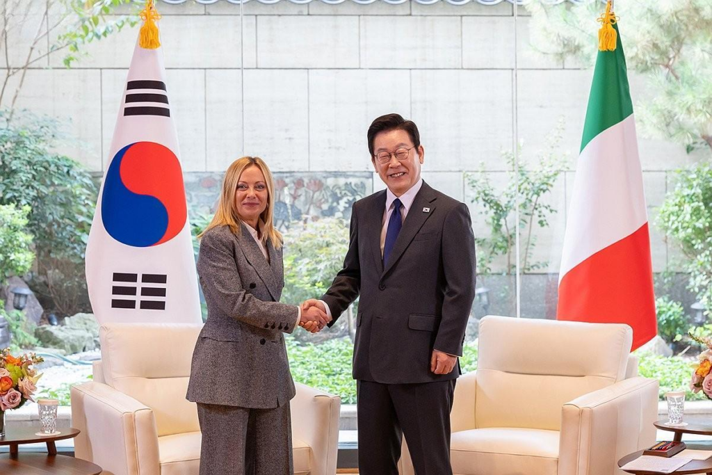 South Korean President Lee Jae Myung, right, shakes hands with Italian Prime Minister Giorgia Meloni before their talks at the U.N. headquarters in New York, Sept. 24, 2025, on the sidelines of the U.N. General Assembly. Yonhap