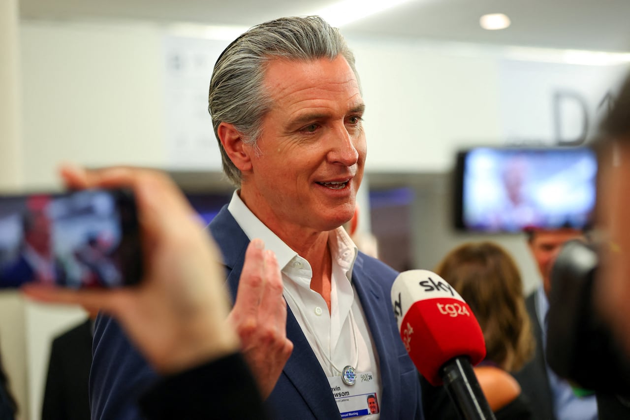 U.S. President Donald Trump walks from Marine One to the White House in Washington, D.C., U.S., January 20, 2026. 
