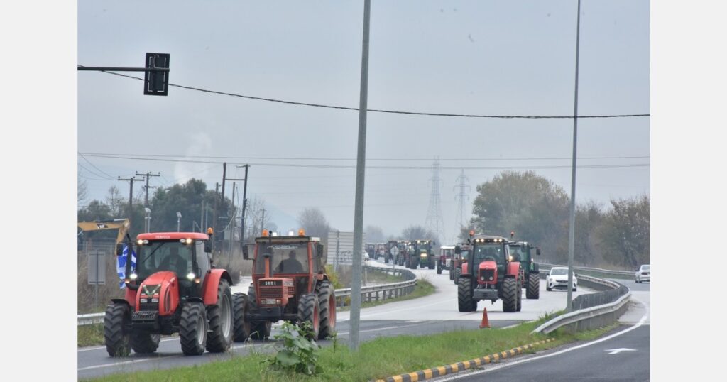 Tractors withdraw from road and border customs blockades Tractors withdraw from road and border customs blockades