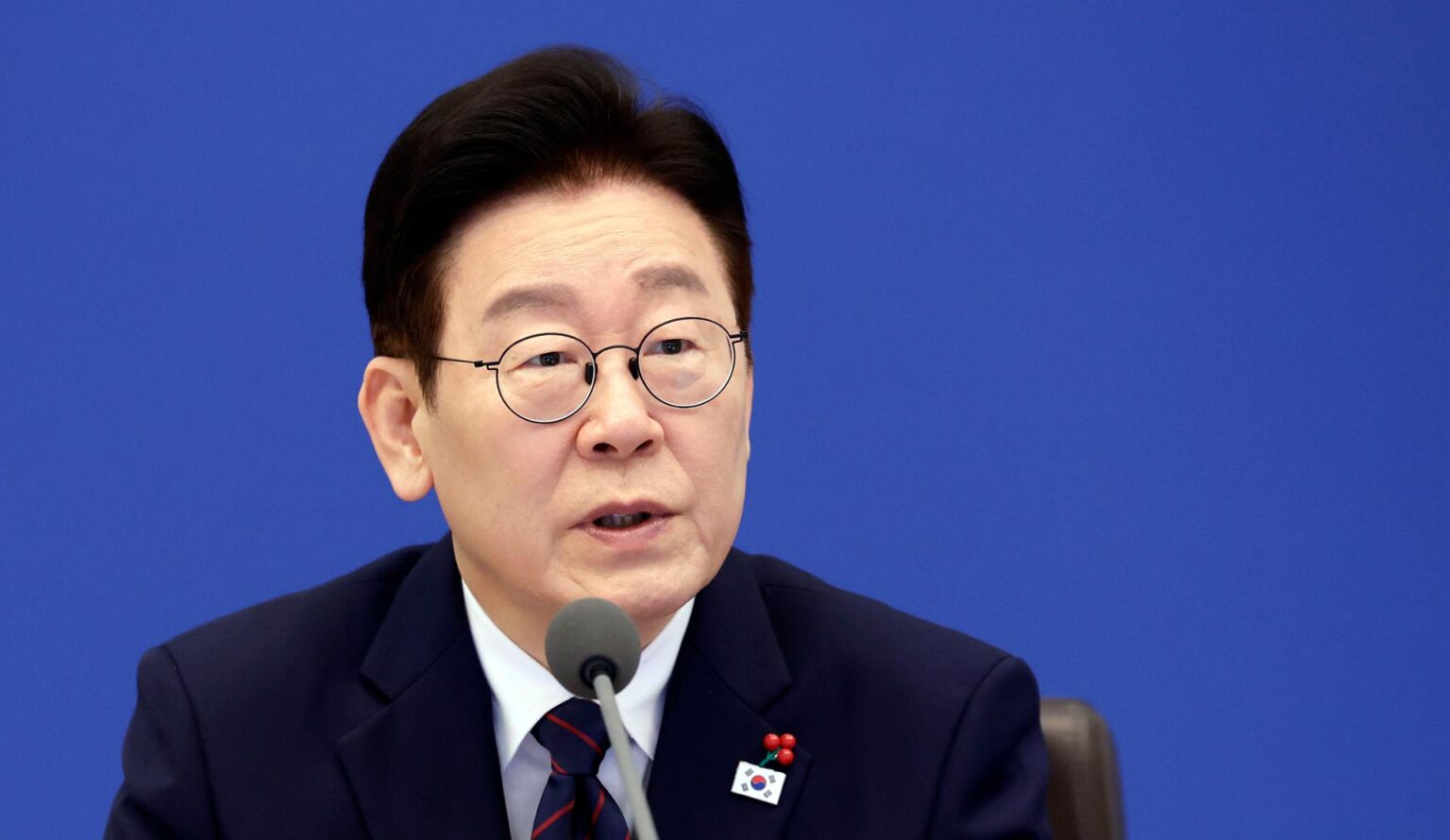 Lee calls achieving self-reliant defense ‘most basic of basics’ over new US defense strategy President Lee Jae Myung speaks during a meeting with senior aides at Cheong Wa Dae in Seoul, Thursday. Yonhap