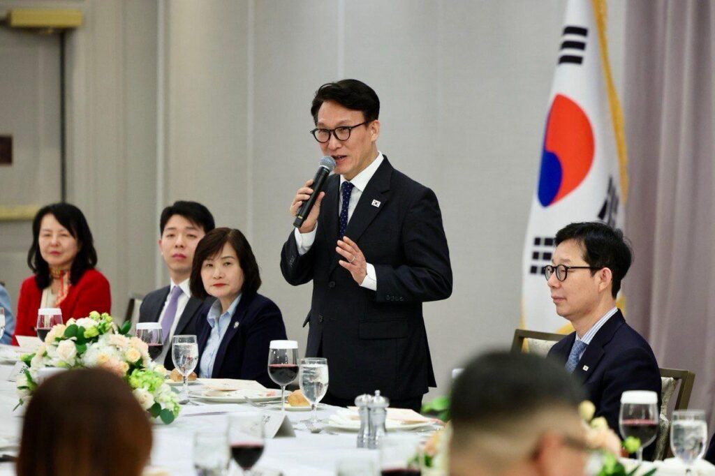 Prime Minister Kim Min-seok (standing) makes remarks during a meeting with Korean residents in the New York area at a hotel in the city, Saturday (local time). Courtesy of Prime Minister