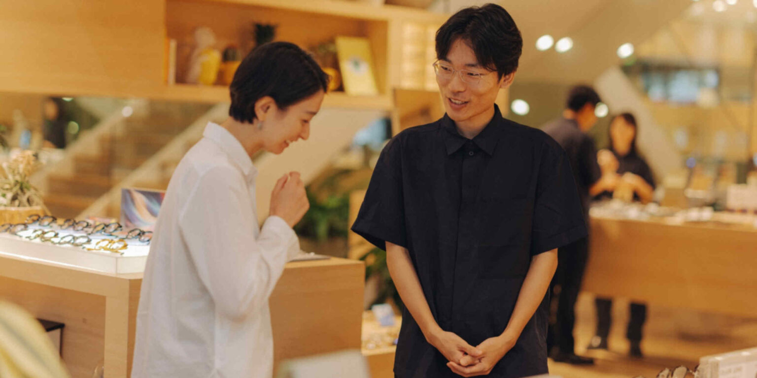 Overseas customers set their sights on Japan’s inexpensive eyewear Overseas customers set their sights on Japan's inexpensive eyewear