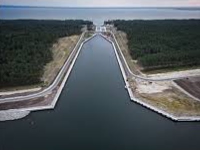Poland cuts a strip of sand, digs a billion-dollar canal in the Baltic Sea to avoid dependence on the Russian route, creates an artificial island with the dredged material Poland cuts a strip of sand, digs a billion-dollar canal in the Baltic Sea to avoid dependence on the Russian route, creates an artificial island with the dredged material
