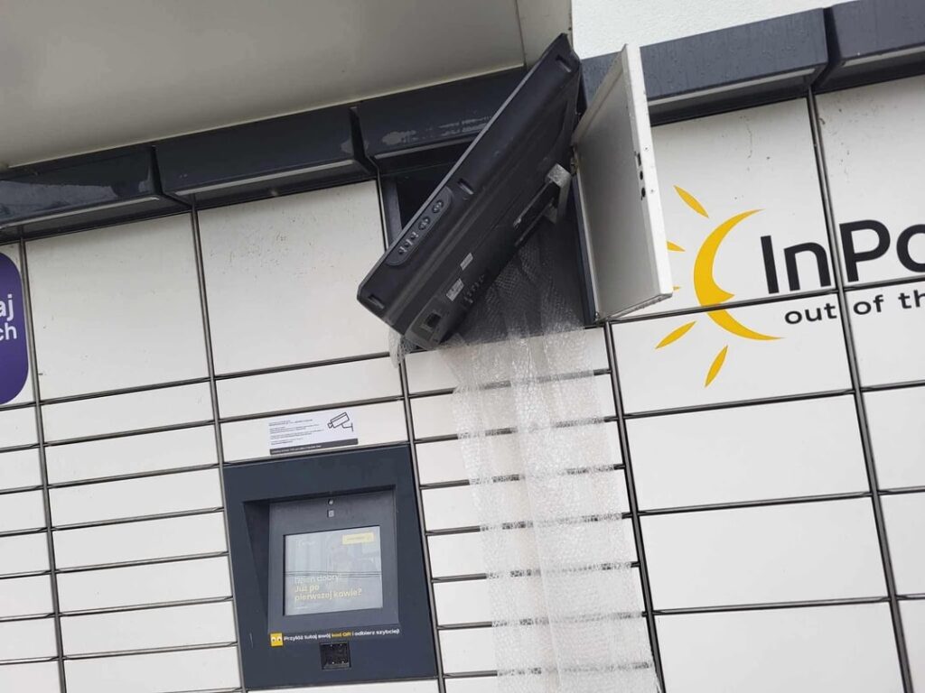 "Visible traces of use, may be shipped via parcel locker"