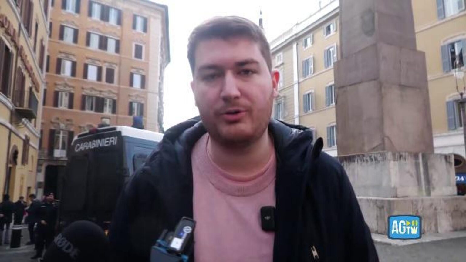 Taxi strike in Rome, in the square with the POS: spitting and homophobic insults against Matteo Hallisey of +Europa
