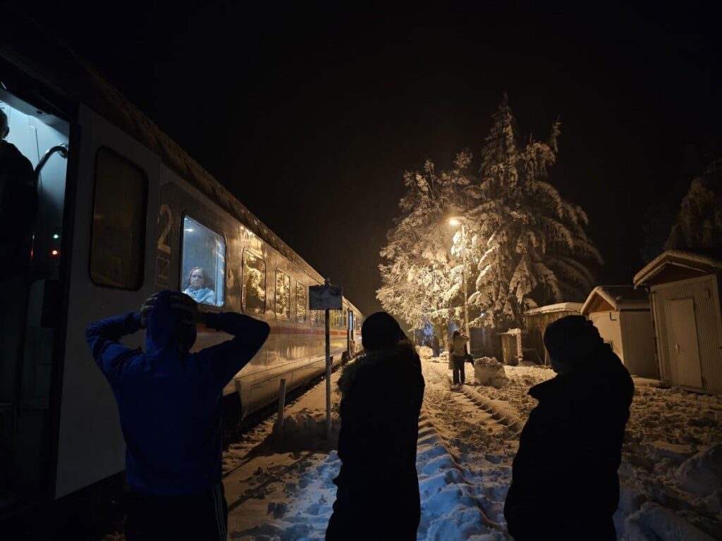 The train from Zagreb left for Split yesterday at 13:49, it is still in Knin. The travelers are hungry and thirsty