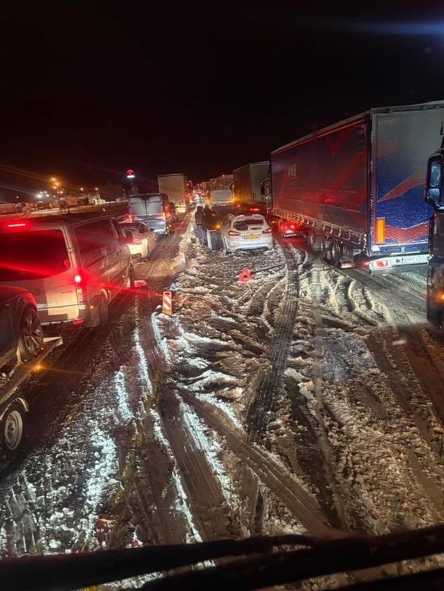 M1 motorway. János Lázár, you prepared for winter, you just didn't expect snow, did you? Is this what we pay the many monthly tolls for?