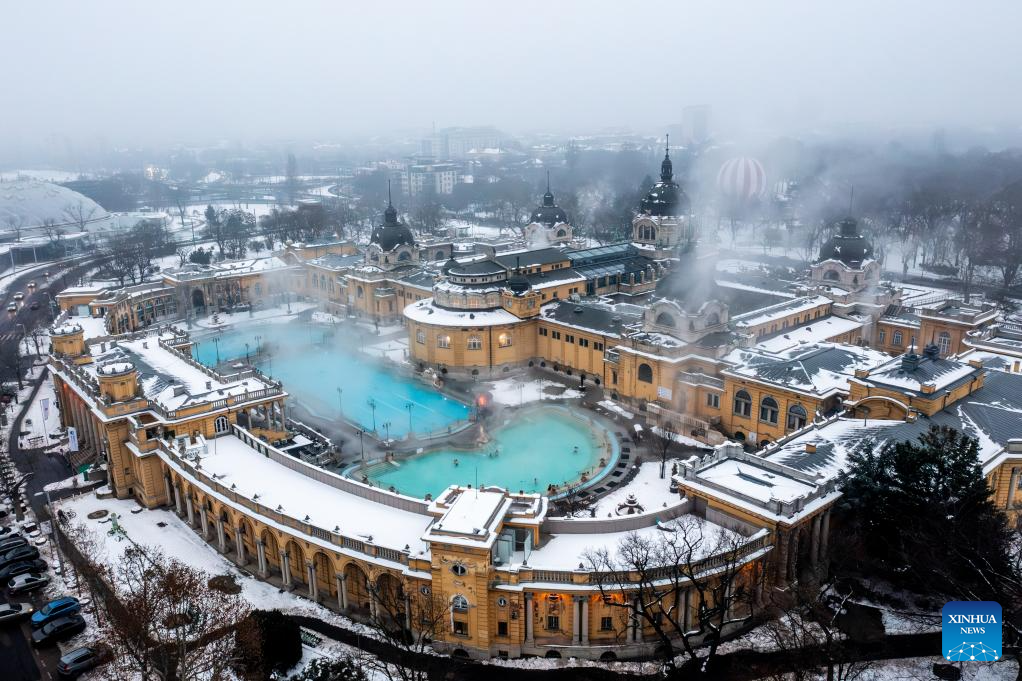People enjoy thermal bath in open air poo in Budapest, Hungary-Xinhua