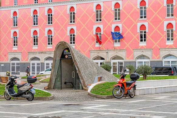 Historical museum Bunk’Art 2 in front of the salmon-hued Ministry of Agriculture.