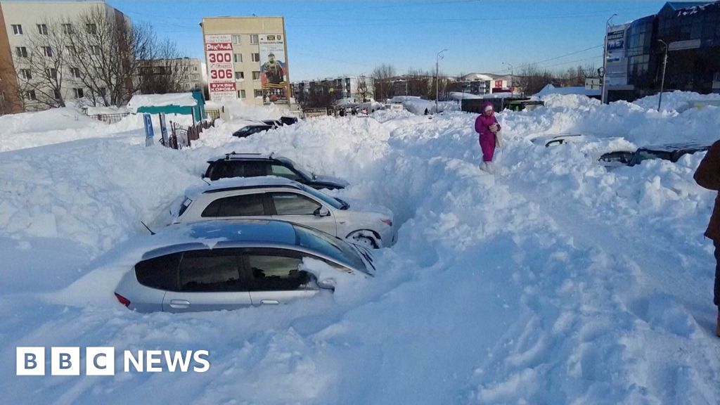 Record snowfall leaves cars stuck and people stranded in Russia’s Far East Record snowfall leaves cars stuck and people stranded in Russia's Far East