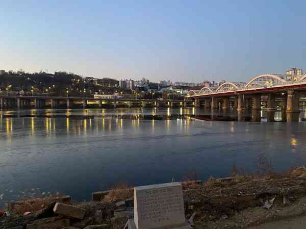 Han River Freezes for First Time This Winter amid Persistent Cold Snap