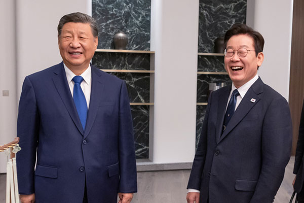 Lee, Xi Hold Summit in Beijing