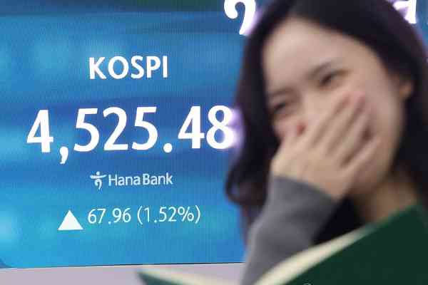 KOSPI Tops 4,500 for First Time