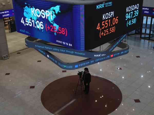 Stocks Hit Record High on Tech Gains, Briefly Touch above 4,600