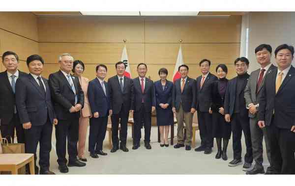 S. Korean Lawmakers Meet Japanese PM for Talks on Bilateral Cooperation