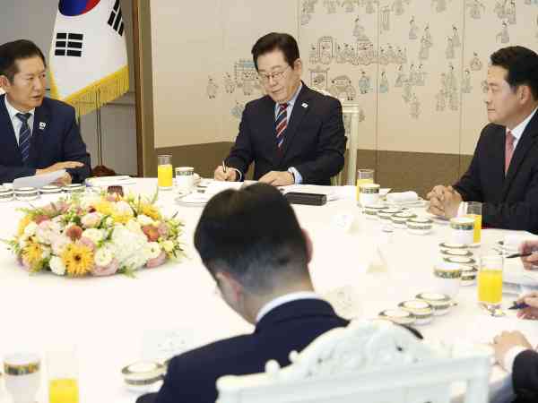 Pres. Lee to Meet with Political Parties' Leadership over Luncheon Fri.