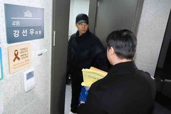 Police Raid Homes, Offices of Lawmaker, Seoul Councilor in Bribery Probe