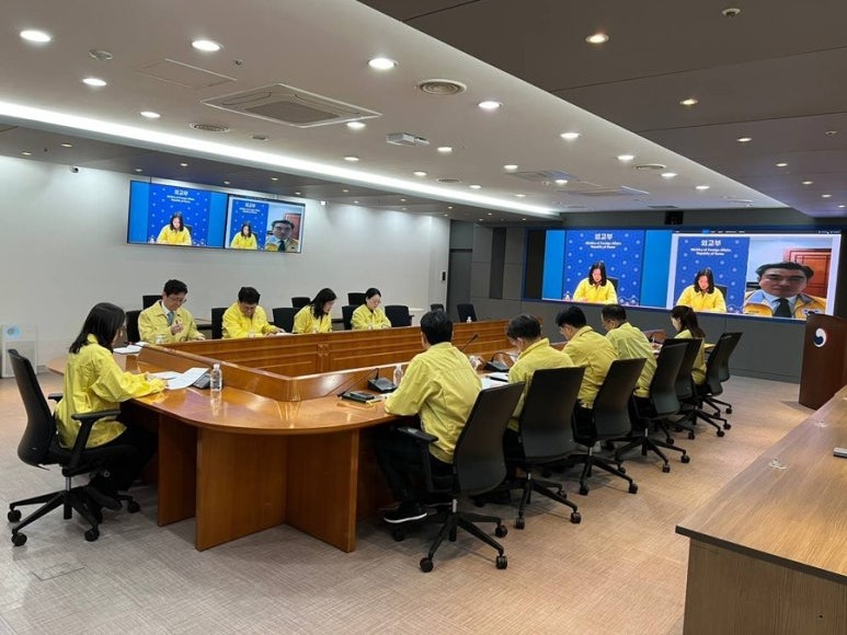 Foreign Ministry Holds Meeting to Review Iran Situation