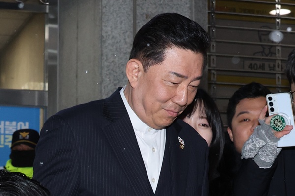 Police Slap Travel Ban on Former DP Floor Leader Kim Byung-kee