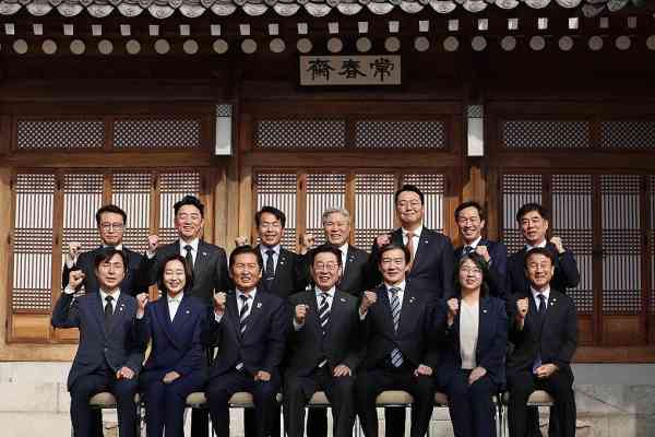 Lee Hosts Luncheon for Ruling, Opposition Lawmakers but PPP Fails to Attend