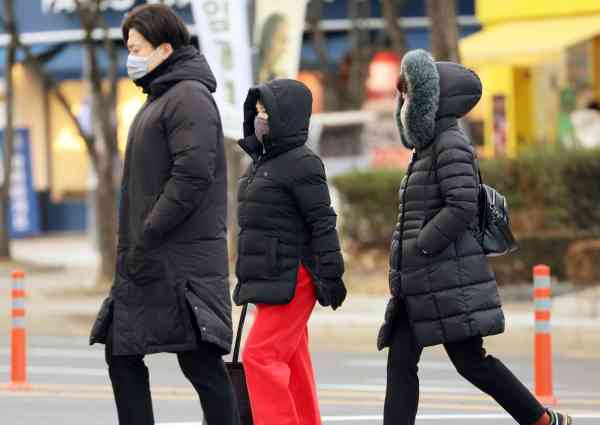 Bitter Cold Persists As Wind Chills Fall to Minus 20 Degrees in Central Areas