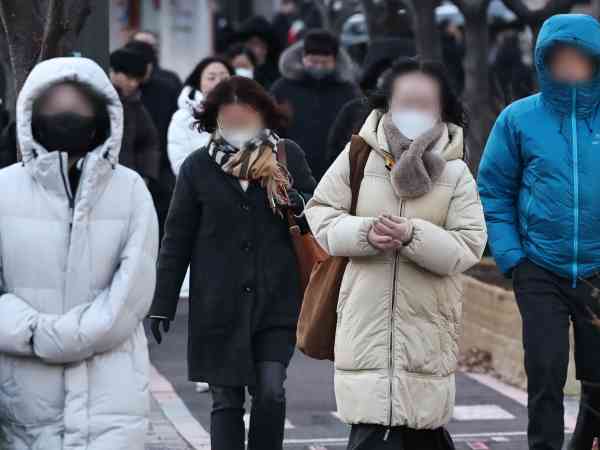 West Coast to See Snow or Rain Overnight; Cold Snap to Continue This Week