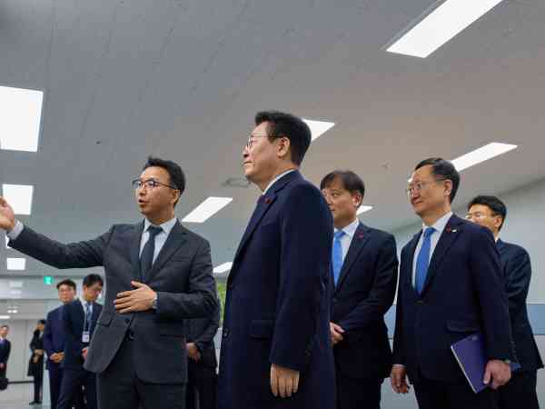 Lee Visits Transnational Crimes TF, Conveys Words of Encouragement