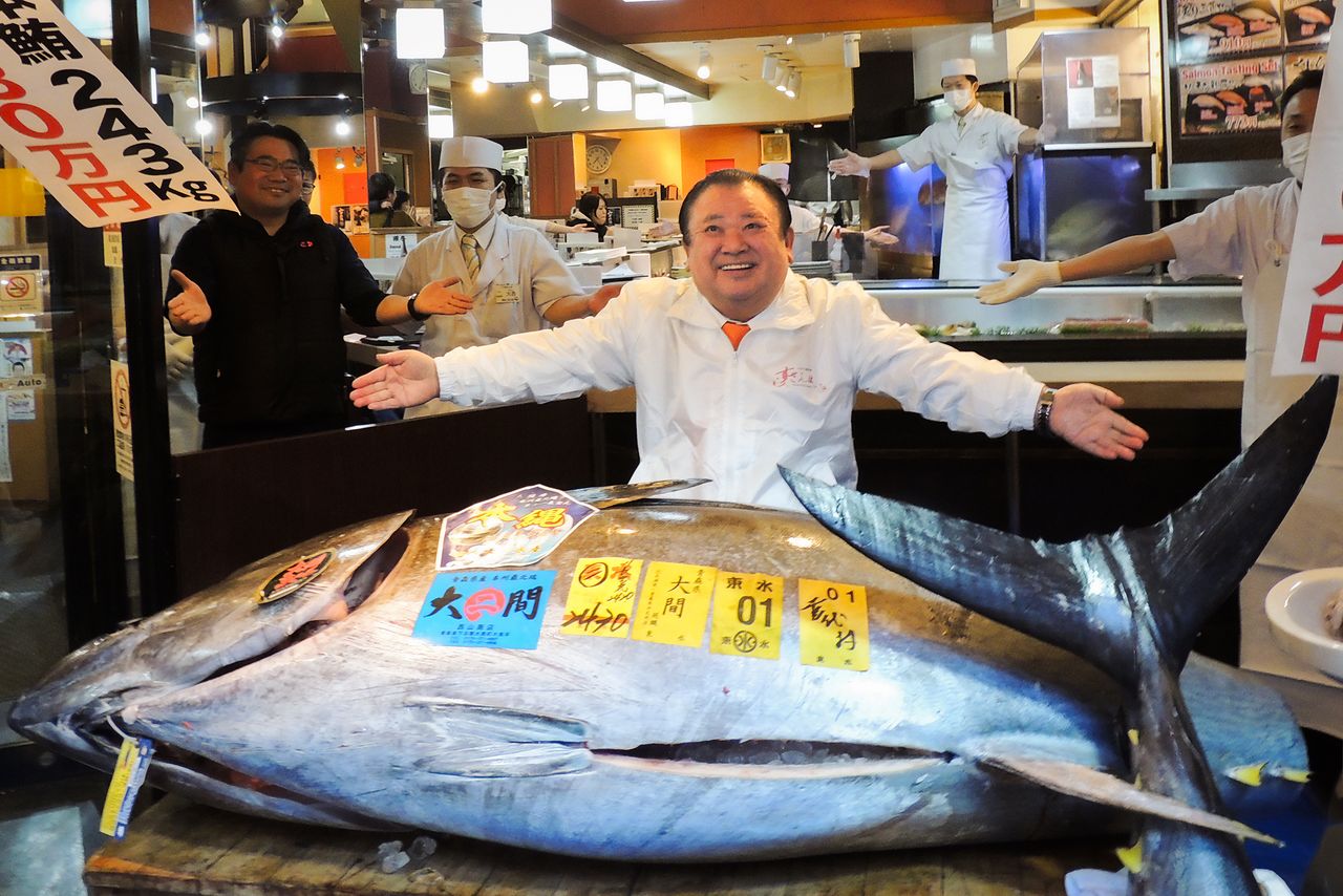President Kimura Kiyoshi strikes his trademark pose while unveiling the ¥500-million-plus ichiban maguro at the Sushi Zanmai flagship store. (© Kawamoto Daigo)