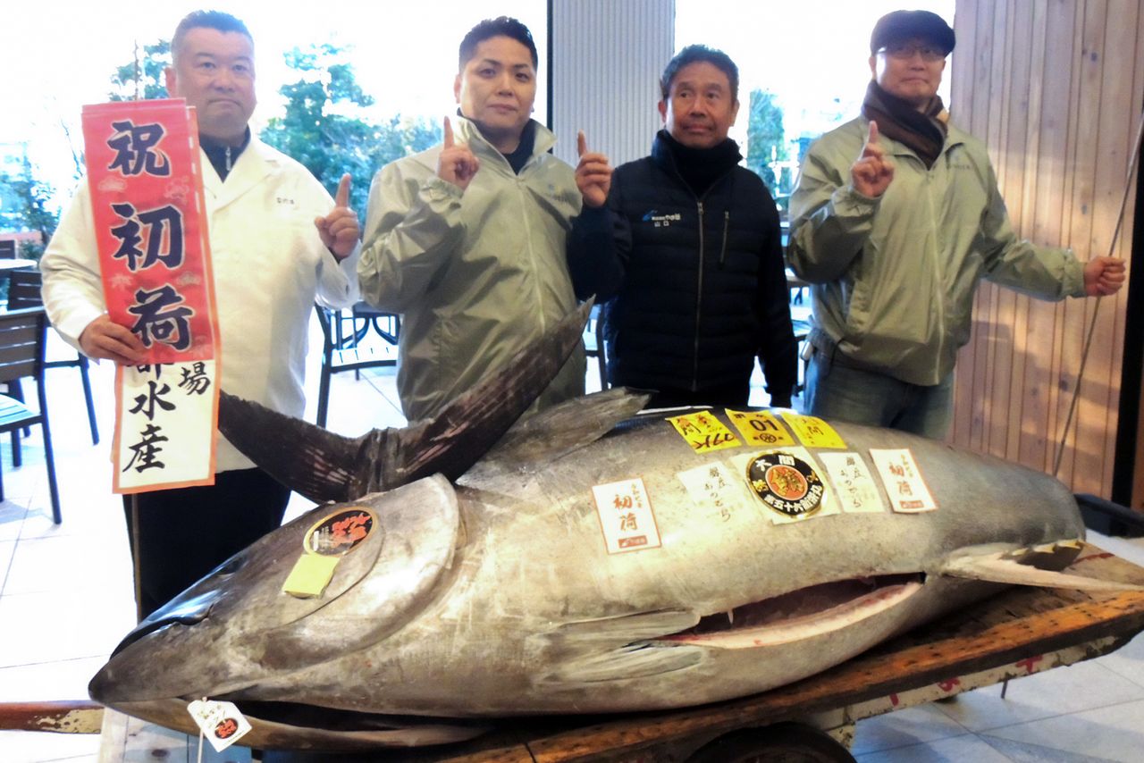 President Yamaguchi Yukitaka of Yamayuki, second from the right, with representatives of the Onodera Group, after winning the ichiban maguro at the 2025 New Year’s auction. (© Kawamoto Daigo)