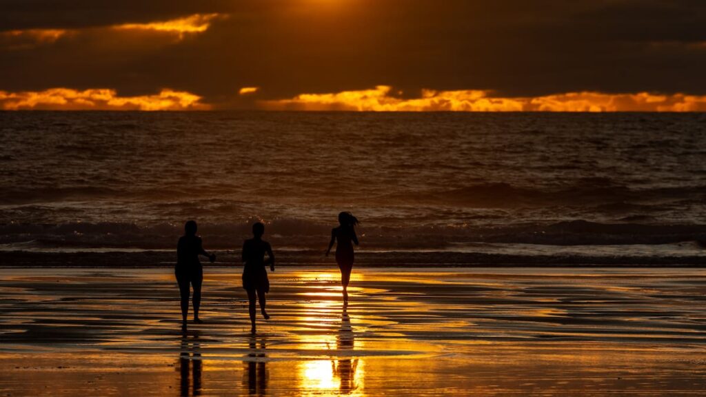 Weather: High temperatures to remain for North Island with some showers