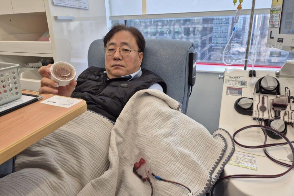 Korea turns to viral cookies, K-pop photo cards to address chronic blood shortage