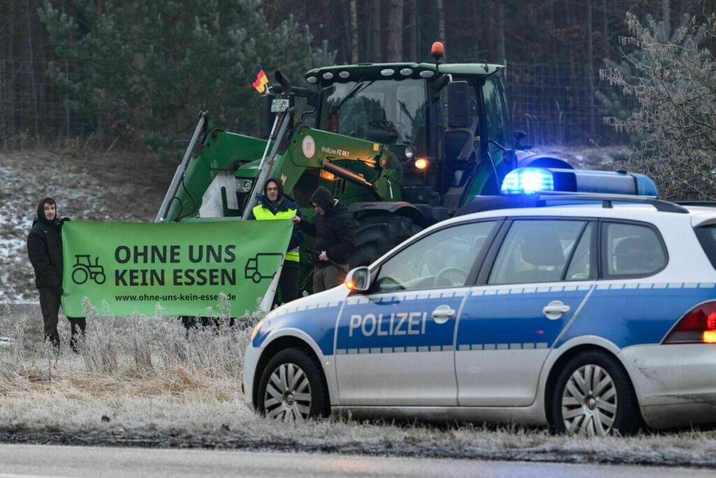 Police during highway blockades: Farmers hi, climate activists ugh