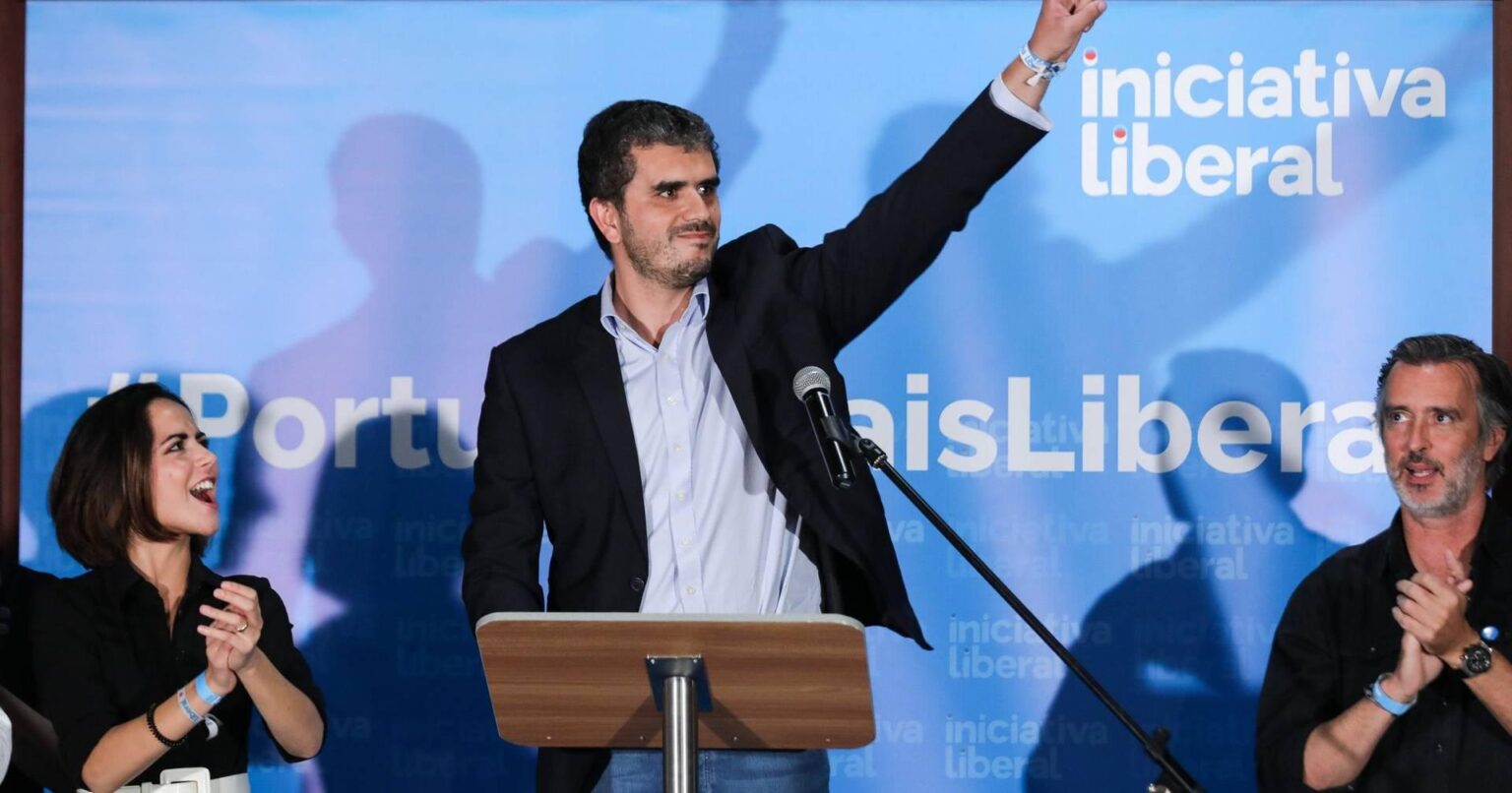 Carlos Guimarães Pinto declares his vote for Seguro in the 2nd round