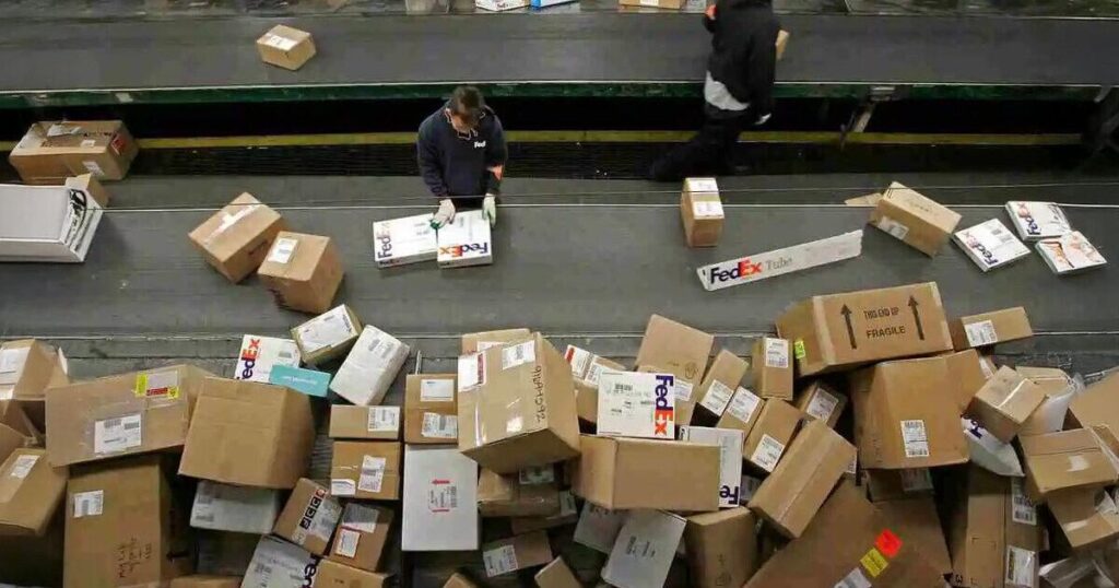 The tax on two-euro parcels was supposed to hurt Chinese shops, but instead it is hurting Italy | DDay.it